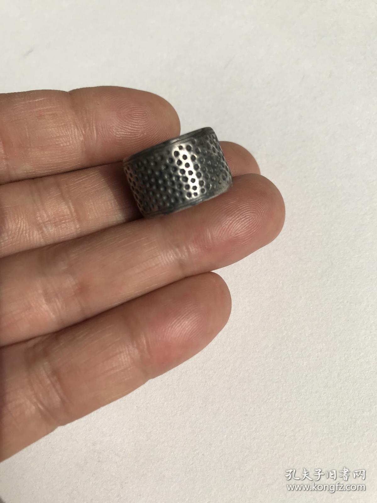 12517cm68克清代如意纹工带款识老银顶针古董针线活老银顶箍