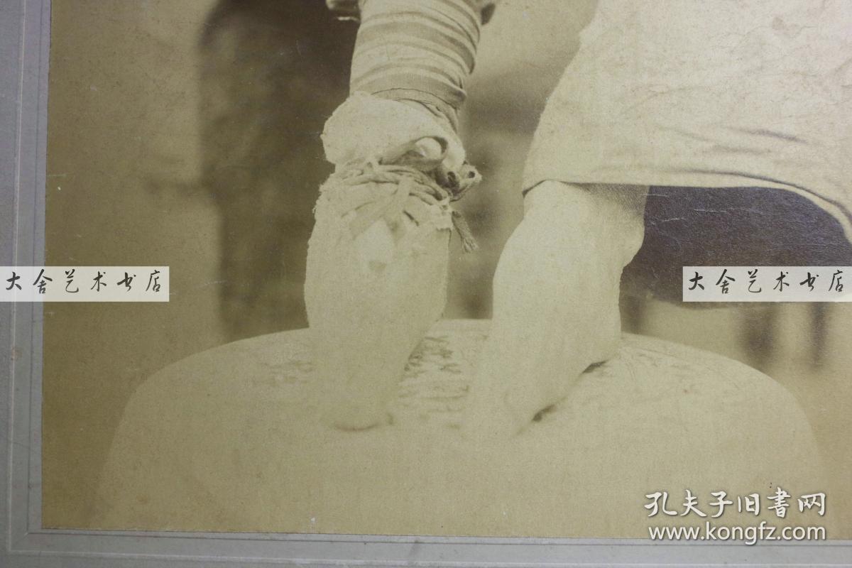 金莲裸足老照片清朝女子裹脚照片百年前的小脚媳妇照片1880年山西裹脚