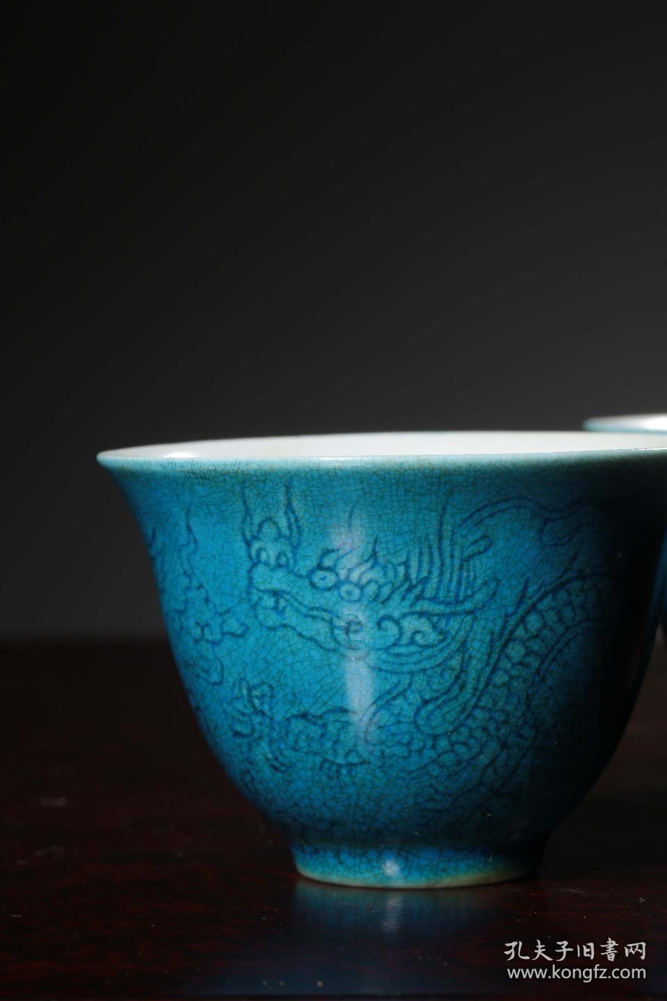 清"大明成化年制"款孔雀绿釉暗刻龙纹杯一对