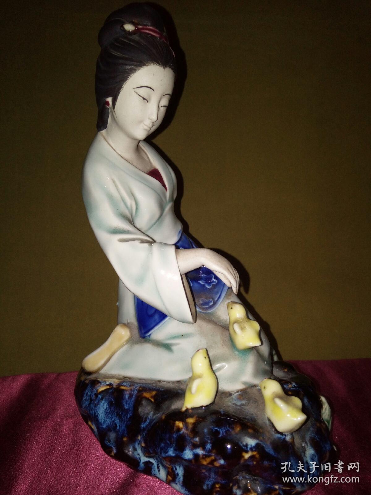 作品为仕女与三喜鸡嬉戏逗乐心欢意畅人物表情丰富神态怡然底部有出口