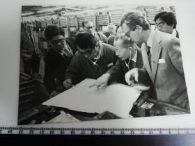 大尺幅老照片 一起专家参观长春第一汽车制造厂 看图纸