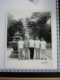 原国家民委专家张红、段星光旧藏老照片1张  1978年在南京灵隐寺合影