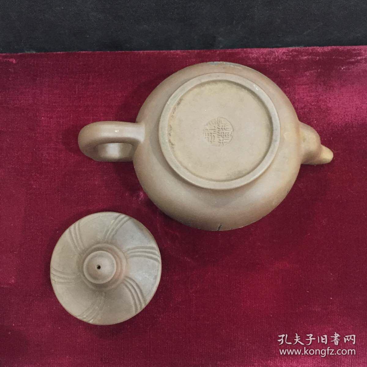 周桂珍款紫砂壶②品相自鉴壶盖内侧破损壶口有锈迹