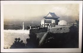 【照片珍藏】民国南京中山陵初建时陵墓祭堂侧影及周边风貌，可见远处的旷野和零星建筑分布。老照片内容少见、影像清晰，颇为难得