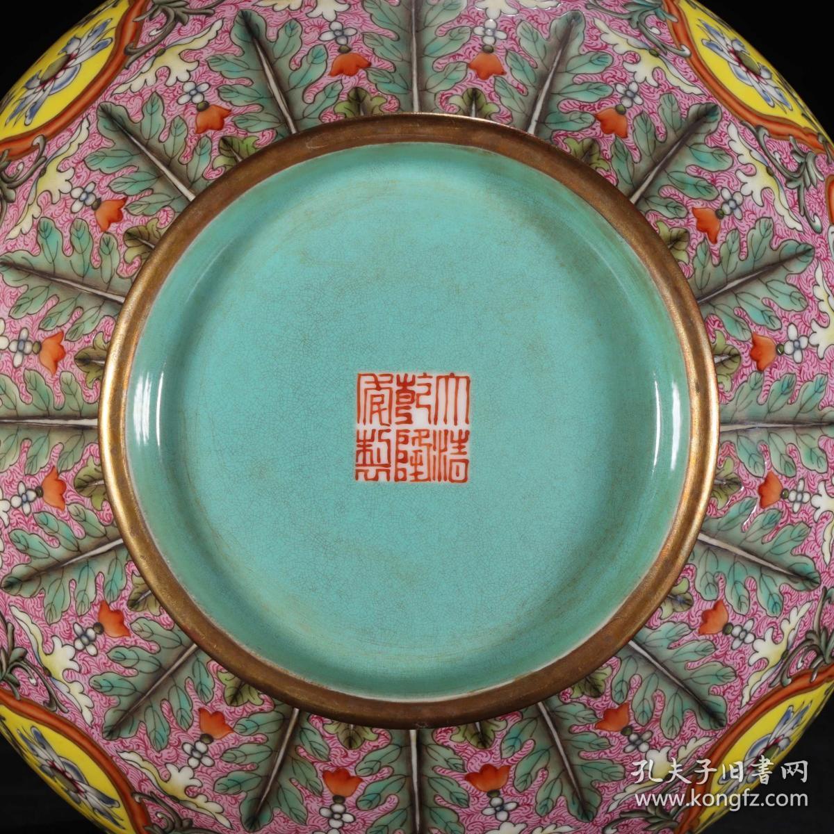 大清乾隆年制款 黄地粉彩描金宫粉缠枝莲花卉双耳瓶.