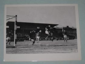 1962年全国甲级足球联赛在天津赛区比赛中，上海青年队球门前的紧张场面    照片长 15厘米宽11.5厘米     D箱