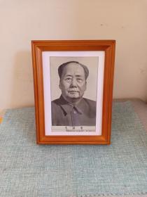 文革时期 毛主席像 丝织像 毛泽东像（16.4x10.5cm ）中国杭州东方红丝织厂 带相框 ，摆放和悬挂都可以，非常漂亮。适合悬挂于书房、放置于书桌等。最适宜学校、博物馆展览和收藏