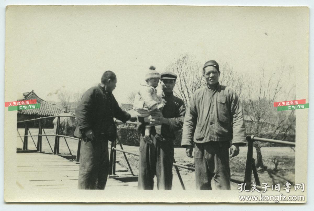 民国时期1927年上海的三名快乐农工老照片