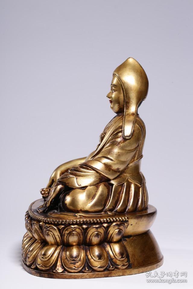 双手结印,结跏趺坐于双层