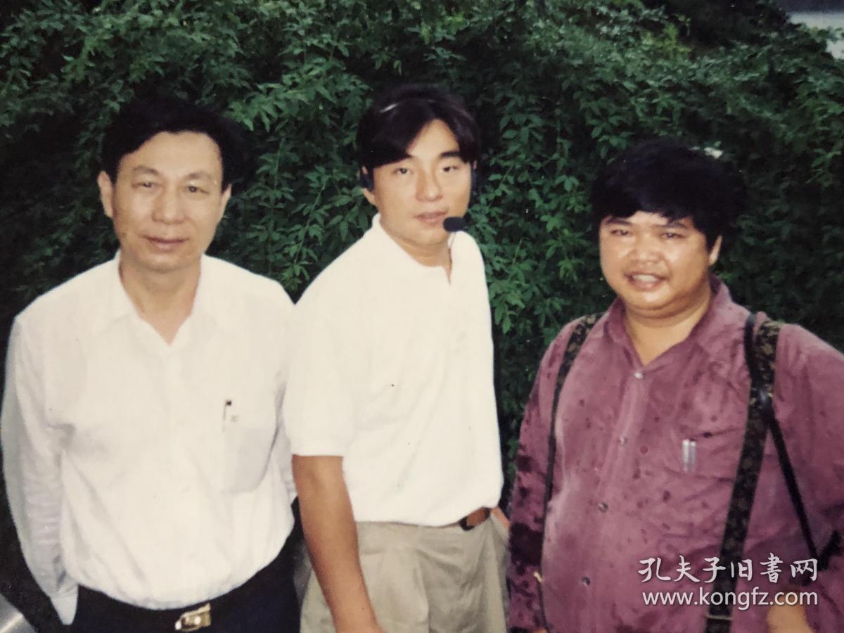 吕方中国香港男歌手演员等人合影老照片一枚