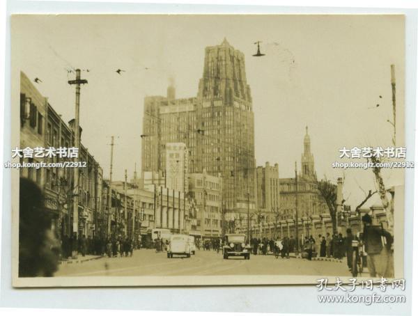 民国1930年代上海黄浦区南京西路街景,可见170号国际饭店建筑大楼,大