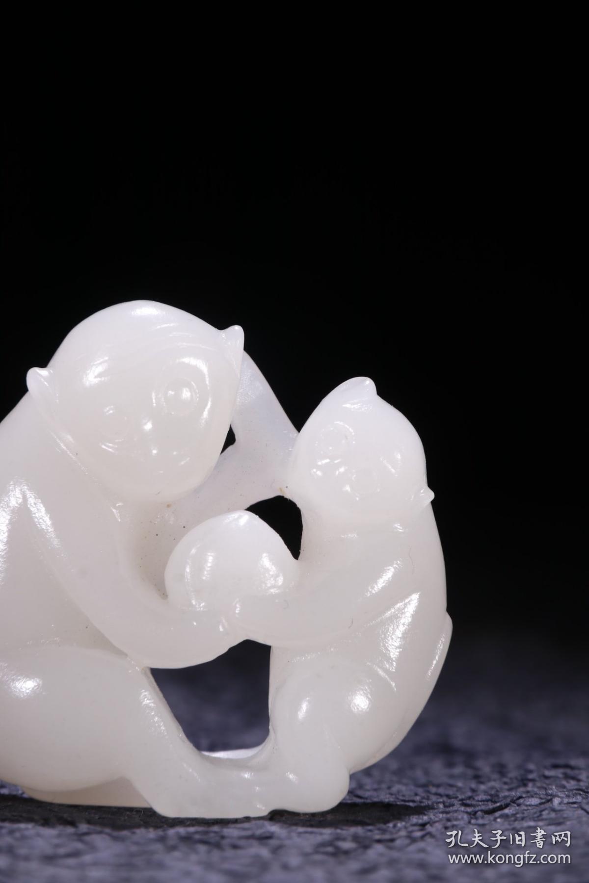 旧藏和田玉灵猴献寿雕件
