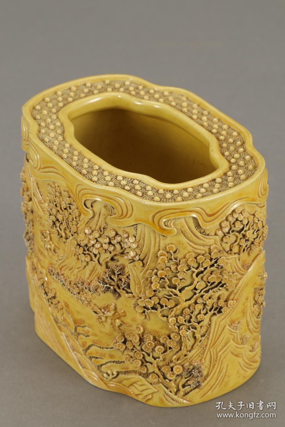 清代,"大清乾隆年制"黄釉雕瓷狩猎图笔筒