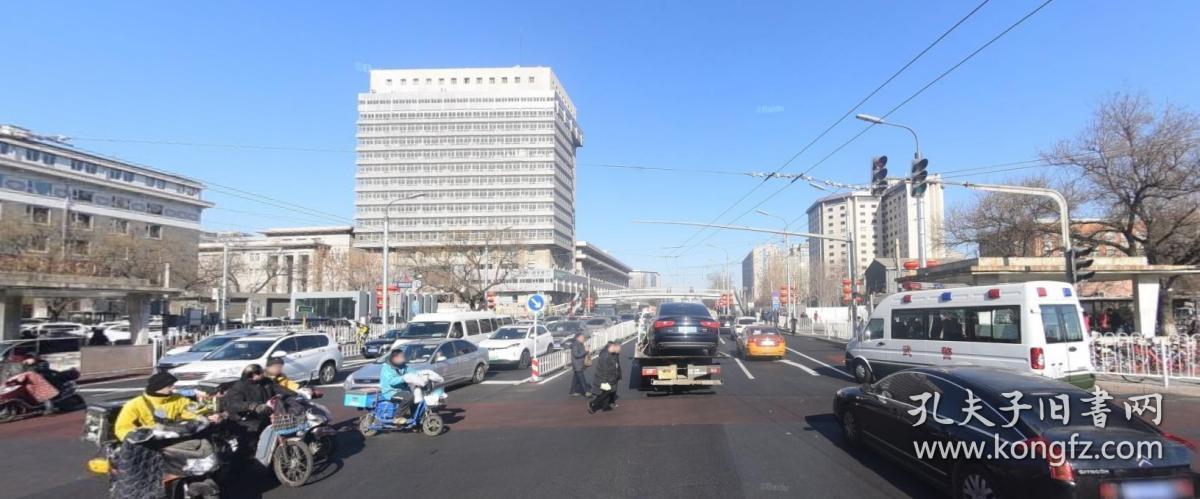 向北眺望崇文门内大街街景全貌老照片,道路尽头的牌坊处即为东单一带