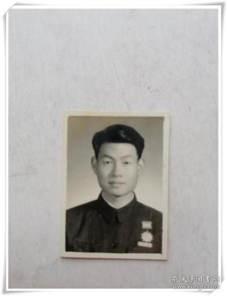 黑白照片:1958年戴军功章男青年半身留影