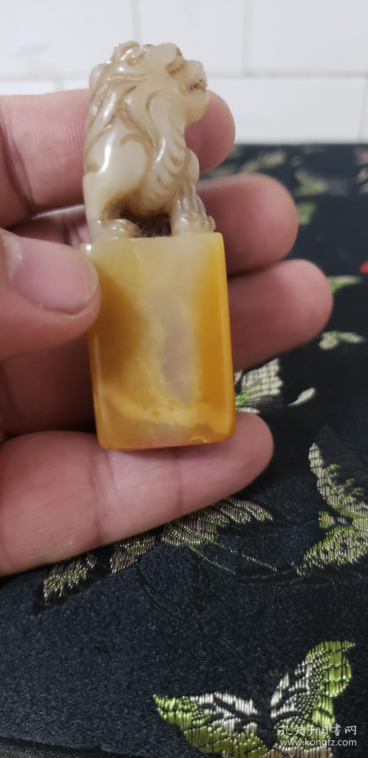 清代狮子钮,寿山田黄白芙蓉石,老印章一方品好