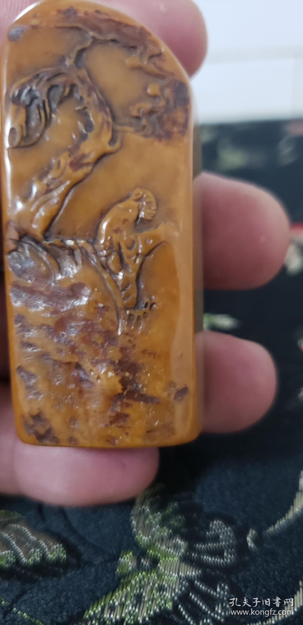 清代寿山田黄白芙蓉精雕松下读书图品好精雕老印章一方