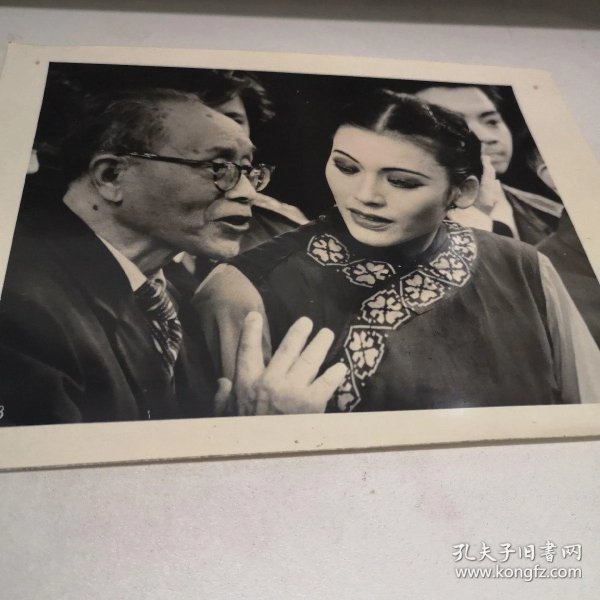 巫加都摄16x20厘米  老一代 舞蹈家吴晓邦在鼓励总政歌舞团演员  刘敏