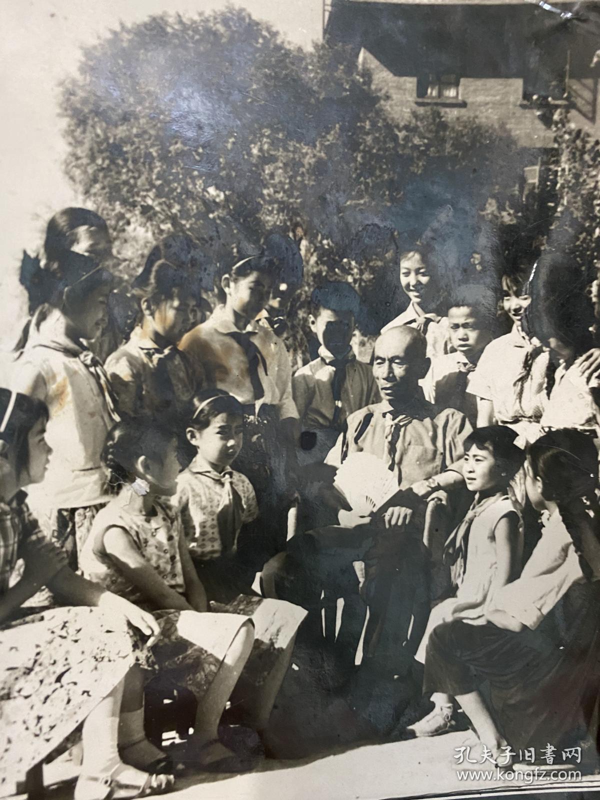 1975年东风大院辅导员三委主任崔爷爷给儿童们讲革命故事 老照片_孔夫