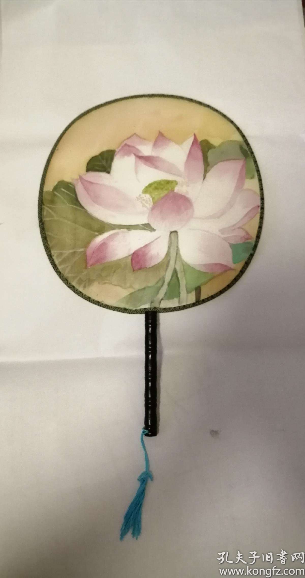荷花团扇一把