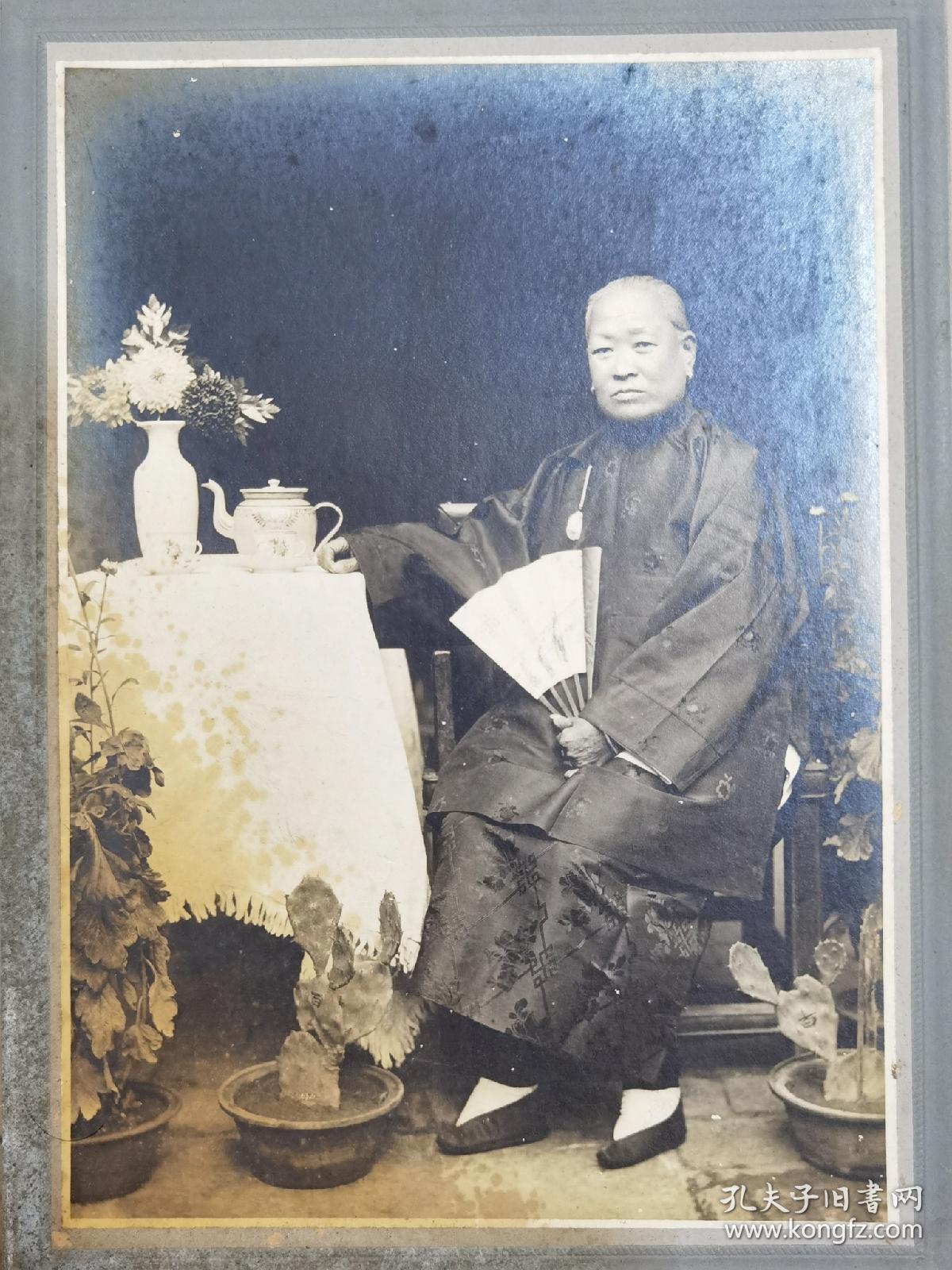 民国 原版大尺寸银盐照片 小脚贵妇人 手持执扇 胸前挂玉 广东大芳