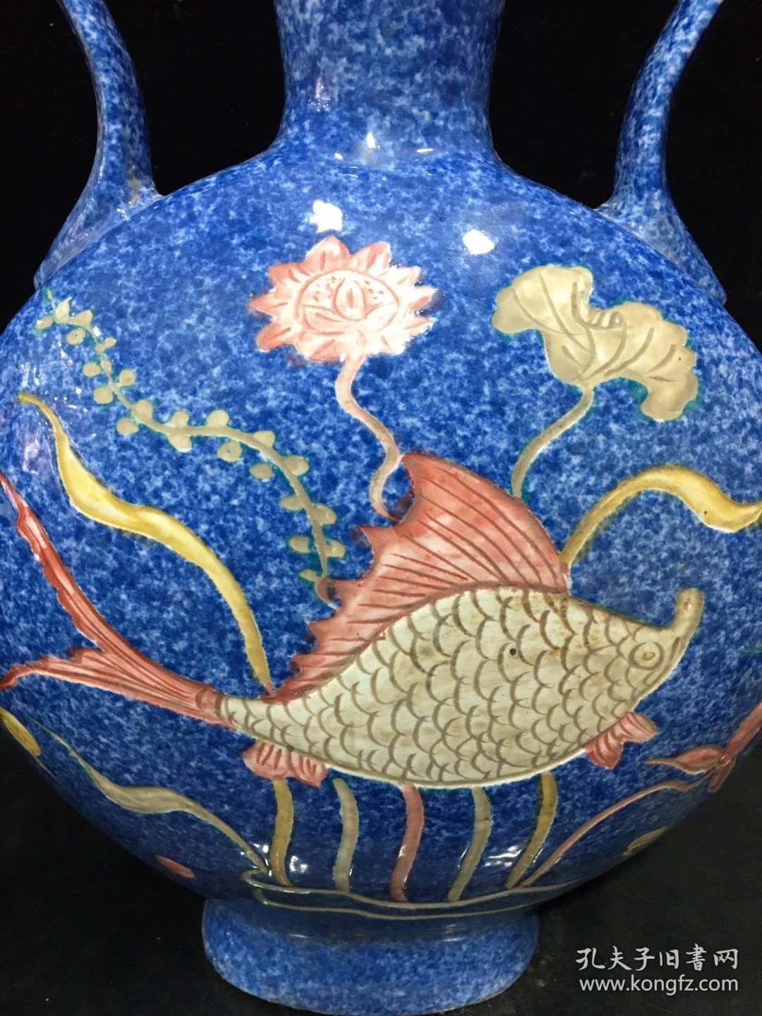 雪花蓝富贵有余抱月瓶 阴雕刻手绘粉彩鱼戏荷花抱月瓶