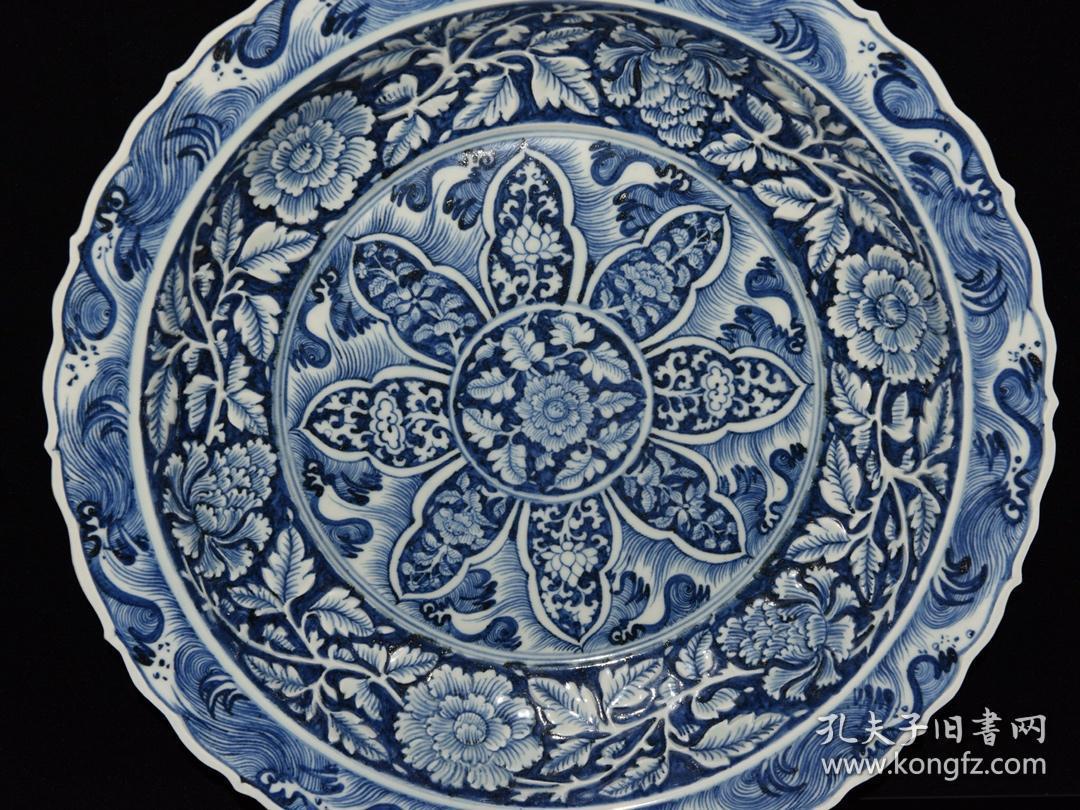 元代青花浮雕几何花卉纹盘