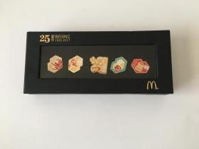 麦当劳 北京25周年 纪念徽章 5枚 带原盒