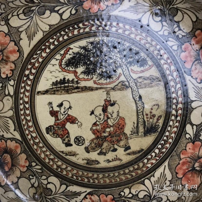 宋磁州窑画彩人物童子蹴鞠图