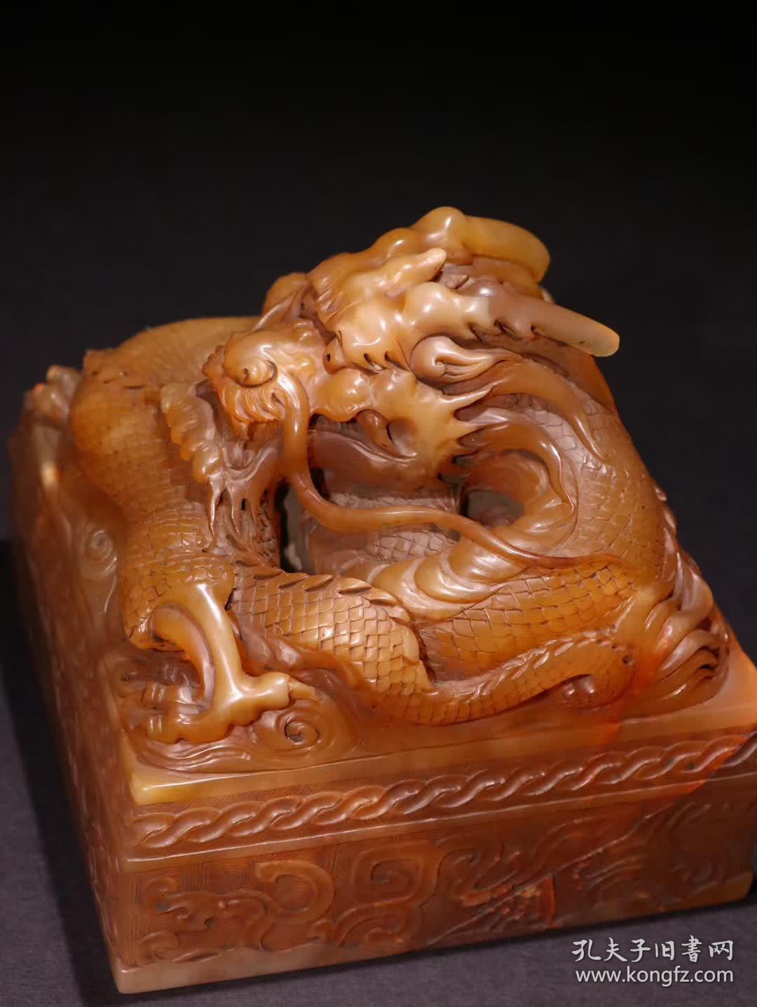 清代 田黄石盘龙钮印章