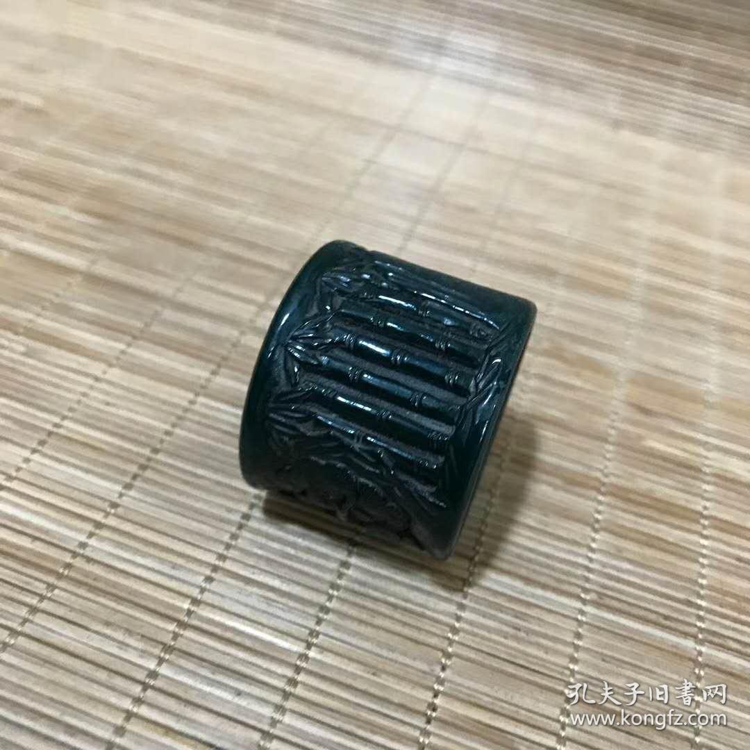 4cm简介:取材珍稀,密度高,色泽鲜艳,造办处工艺,佩戴效果极佳