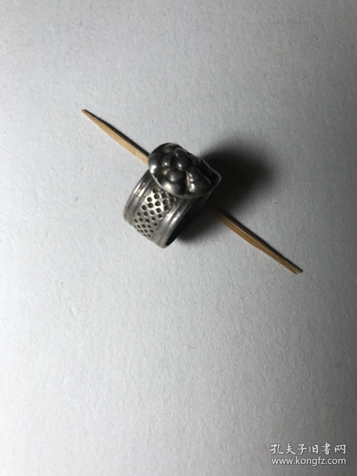 1.1/1.55cm9克品好清代民国高浮雕花朵工老银顶针古董针线活老银顶箍