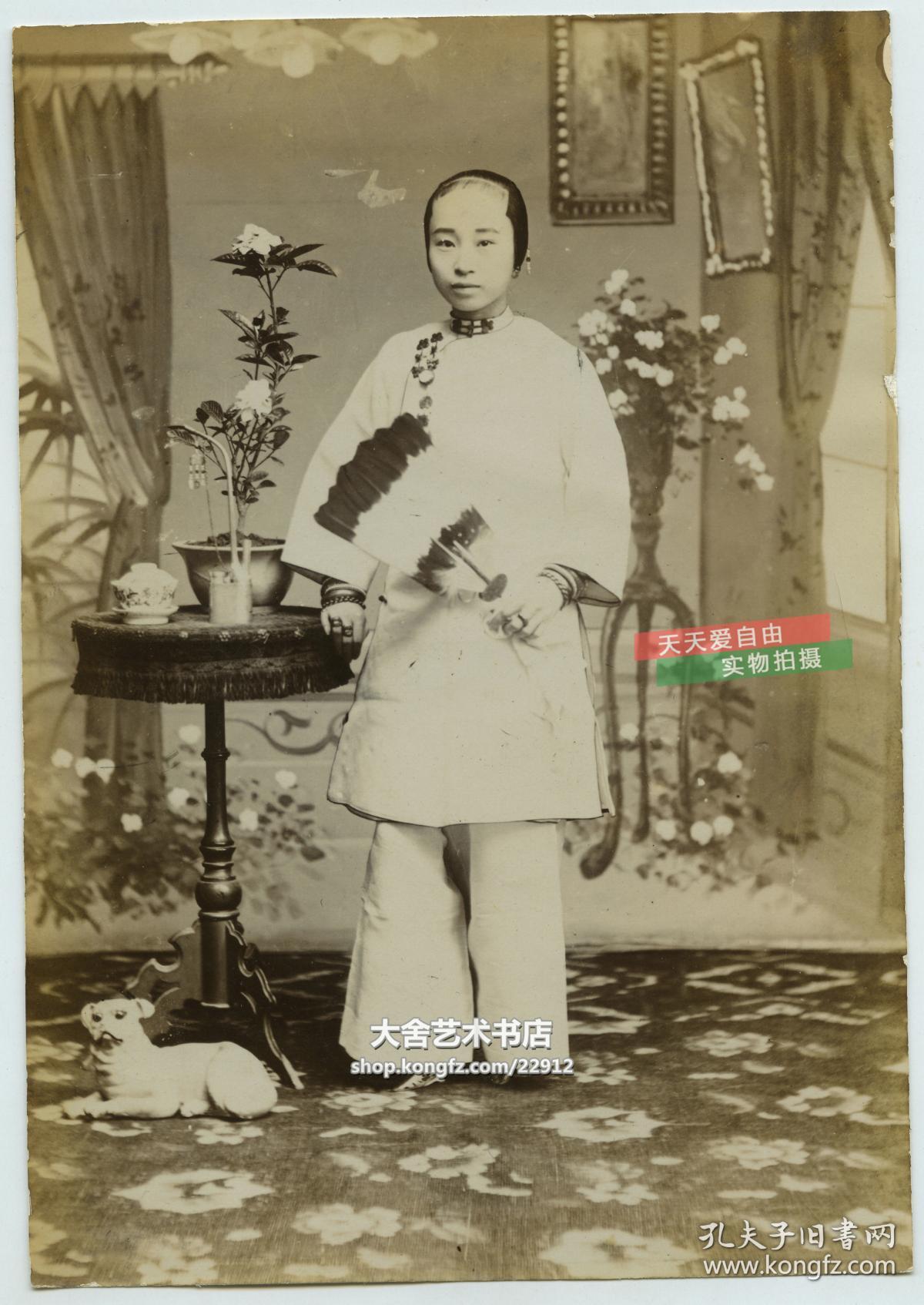 清代晚期民国早期拿鹅毛扇的年轻女子照相馆肖像老照片小脚三寸金莲
