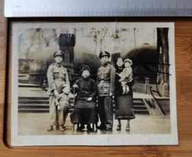 【古董级】收藏级别老照片----抗战时期军人家庭-----西湖岳王庙