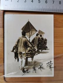 【收藏级】老照片----满洲国时期-----行进的独轮车队---背面日文