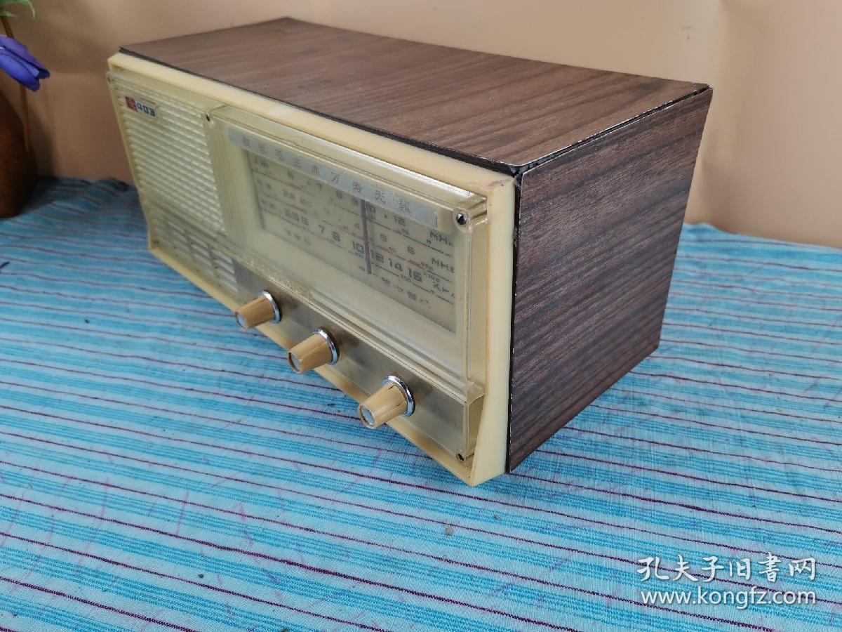 54年工农牌收音机,全品完整无磕碰.音质很好.红色收藏佳品物件!