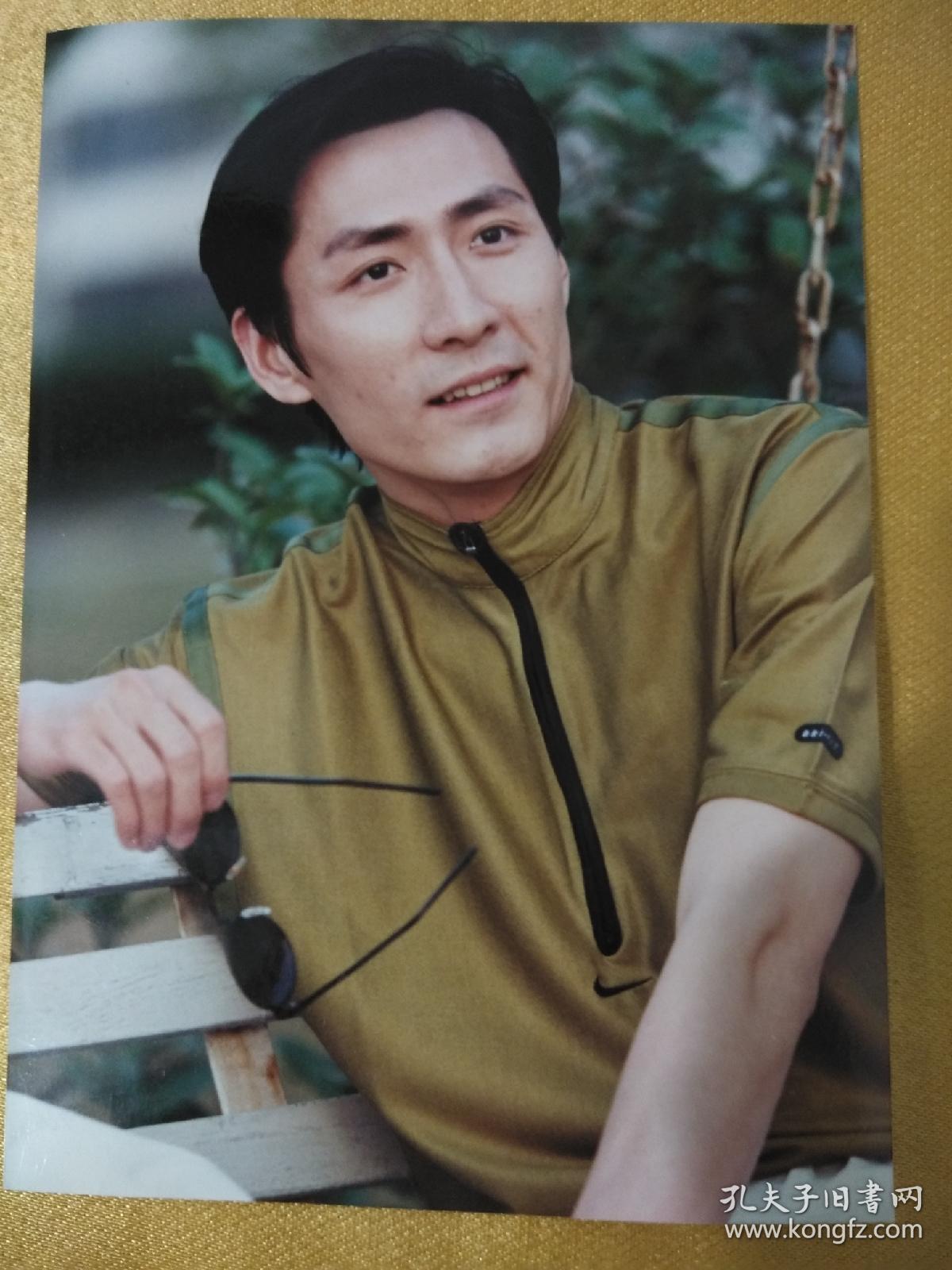 著名演员张子健照片两张坐照背面带签名写的字多!