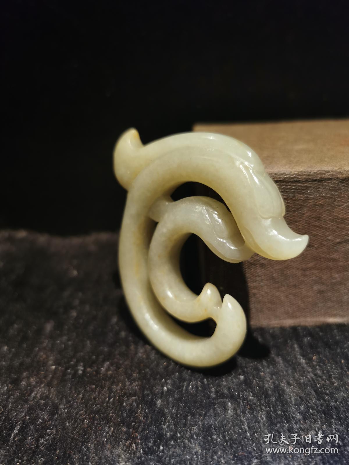 和田玉中华第一龙 红山玉龙 c型龙 玉把件,雕刻两条古红山玉龙,一大一