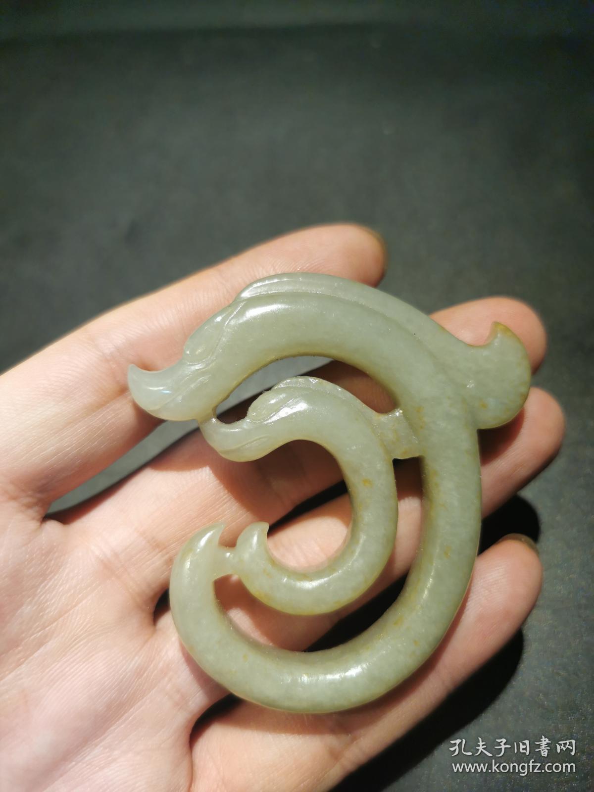 和田玉中华第一龙 红山玉龙 c型龙 玉把件,雕刻两条古红山玉龙,一大一