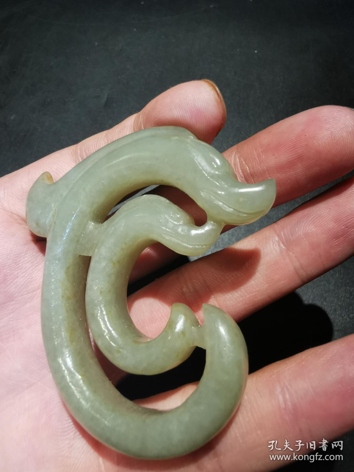 和田玉中华第一龙 红山玉龙 c型龙 玉把件,雕刻两条古红山玉龙,一大一