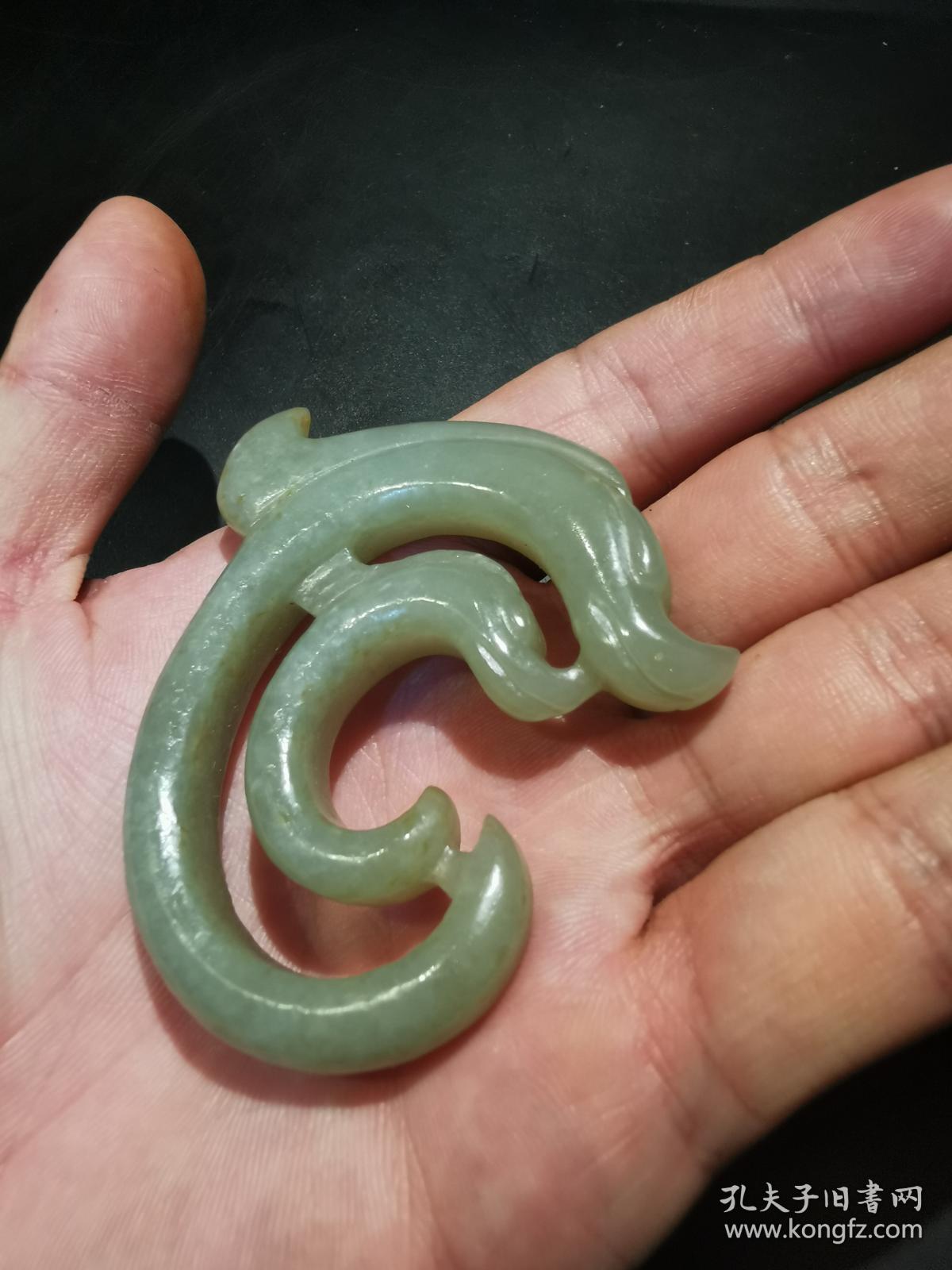 和田玉中华第一龙 红山玉龙 c型龙 玉把件,雕刻两条古红山玉龙,一大一