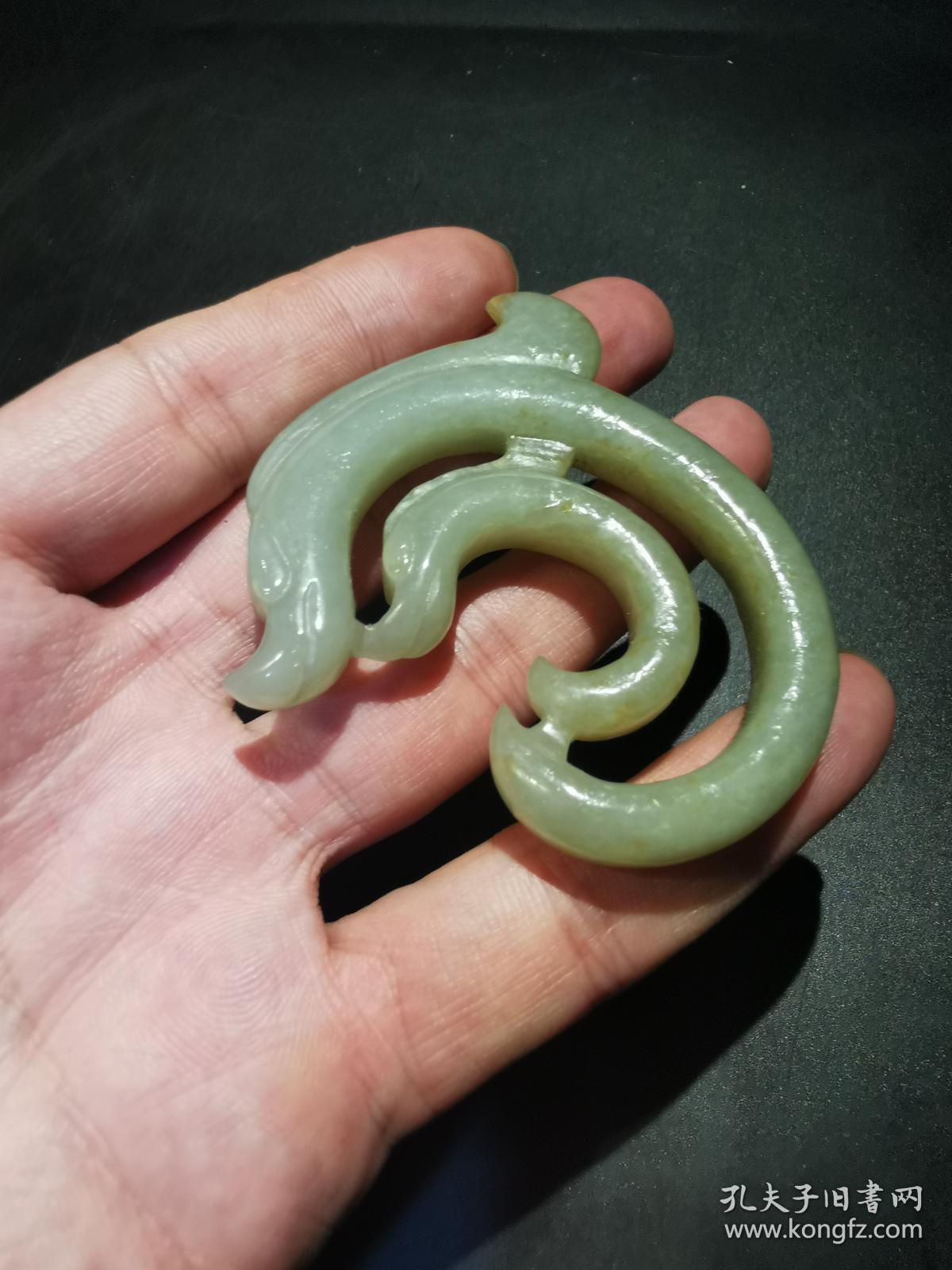 和田玉中华第一龙 红山玉龙 c型龙 玉把件,雕刻两条古红山玉龙,一大一