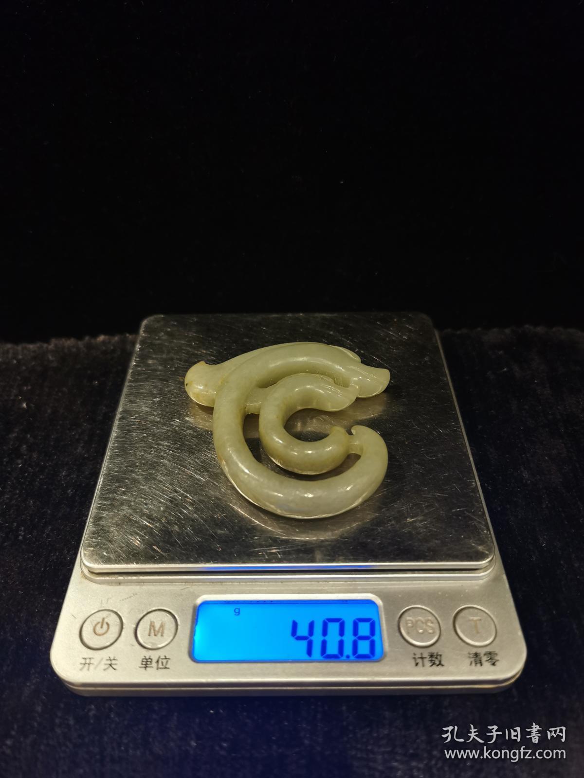 和田玉中华第一龙 红山玉龙 c型龙 玉把件,雕刻两条古红山玉龙,一大一