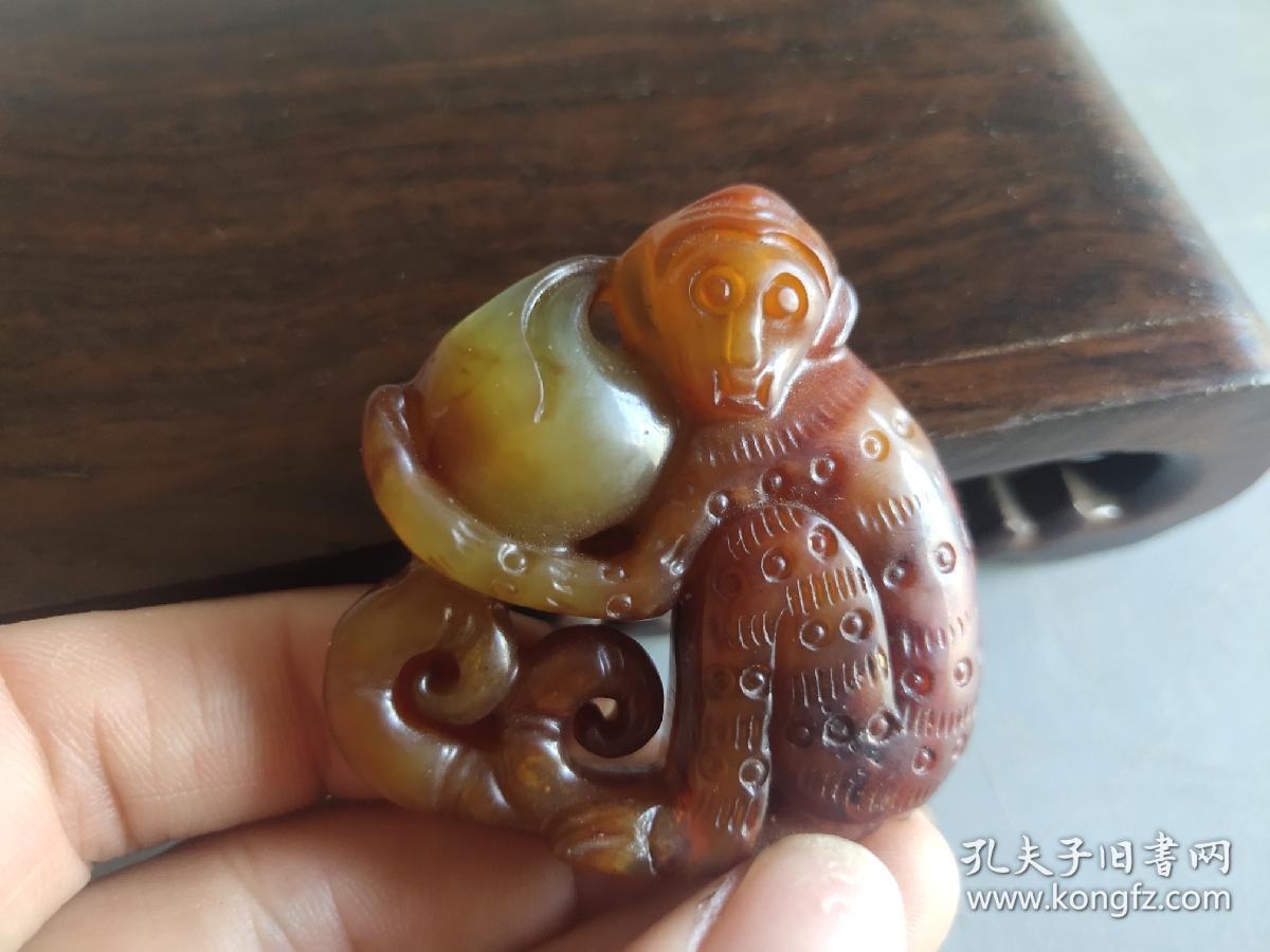 汉代和田玉猴抱桃挂件