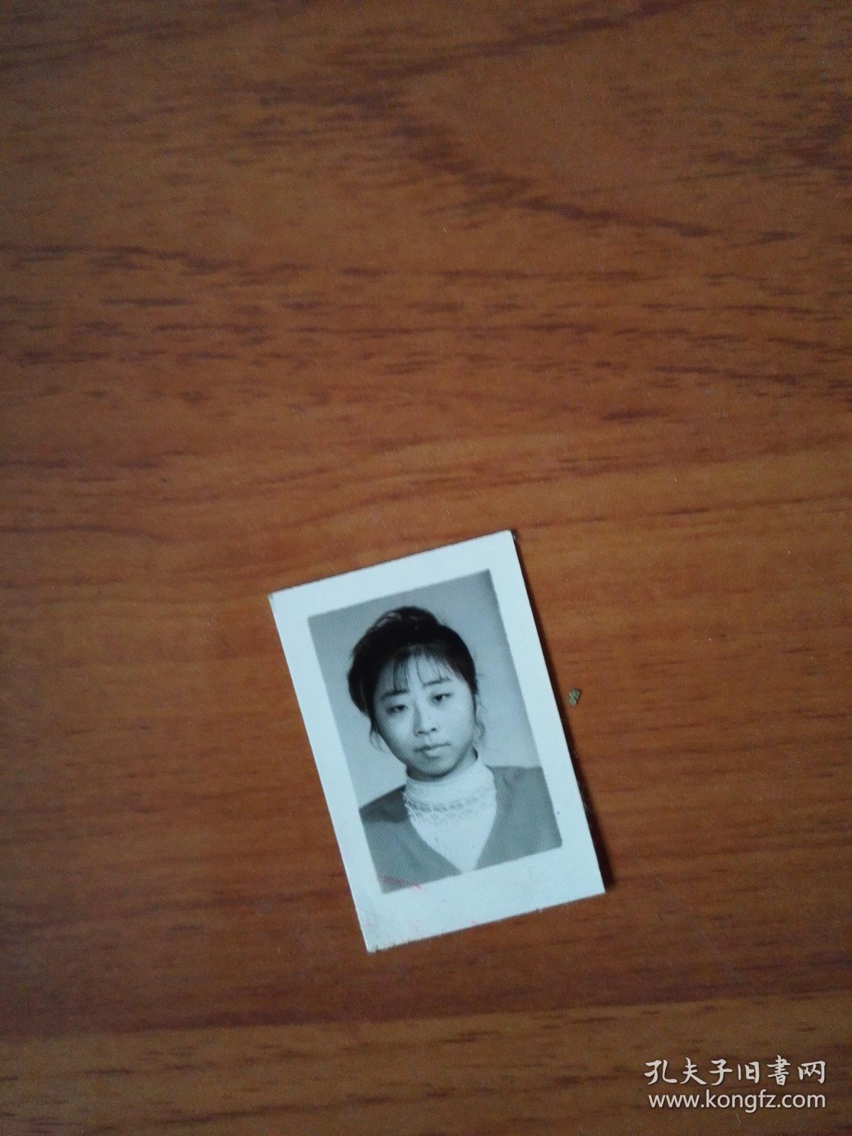 一张美女一寸黑白照片