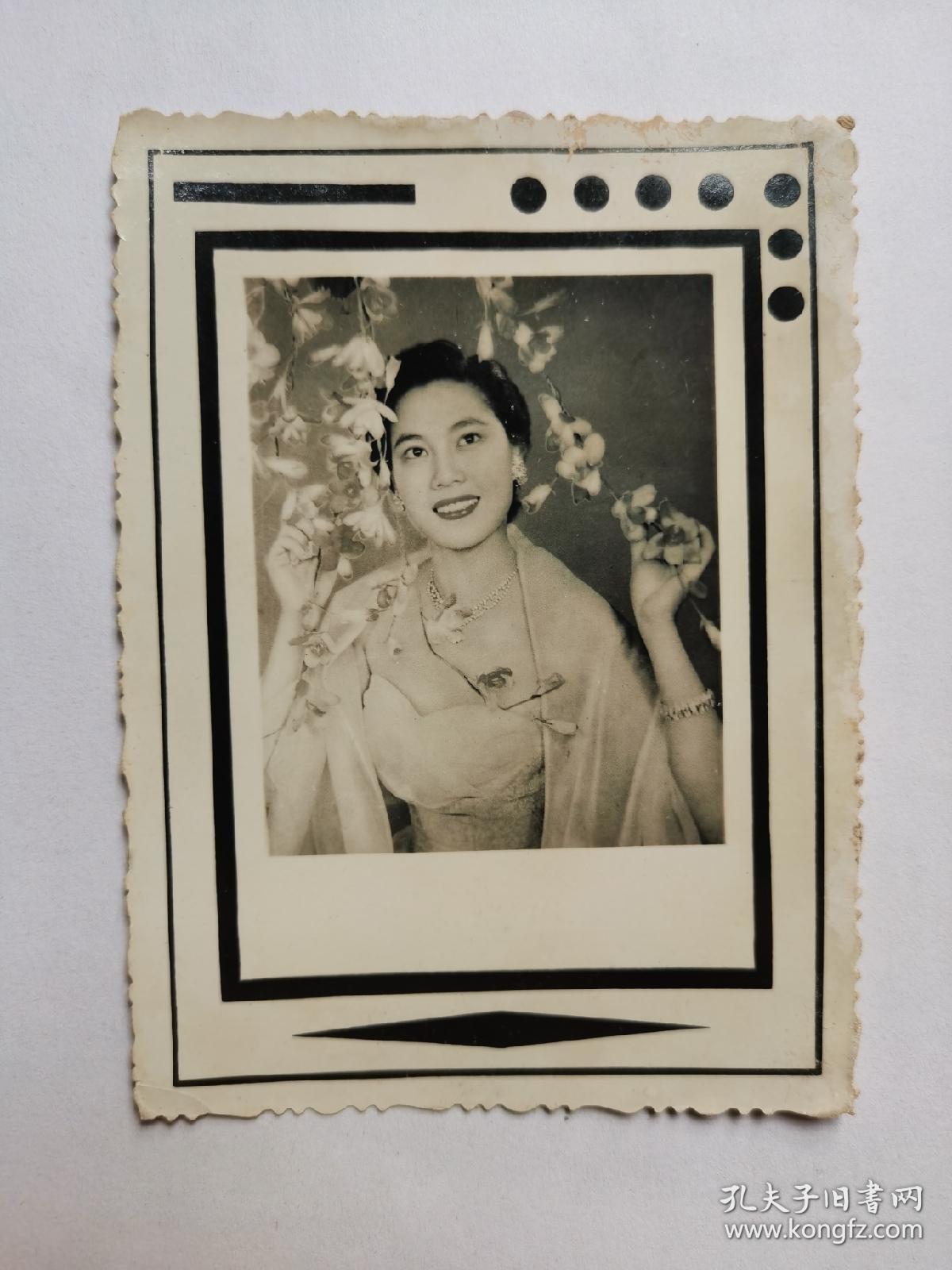 连续9年获香港(华侨晚报)授予的全球奖.1966年息影.