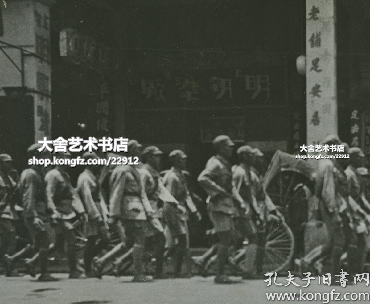 民国1933年12月广东广州街头行军的国民革命军第十九路军士兵老照片