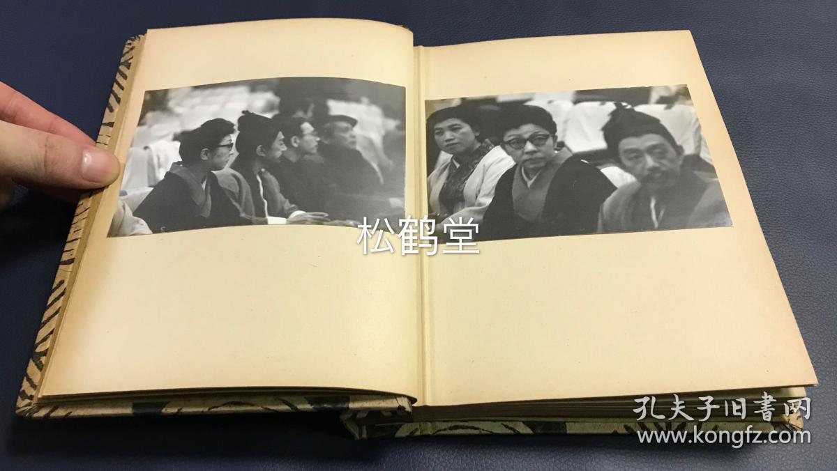 高慢 鼻写真 1册全 日本老旧照片 原照 内含约30张舞台艺术等的照片 应是话剧 从舞台背景中的城墙 人物服饰等看应是中国历史故事相关题材的舞台艺术 孔夫子旧书网