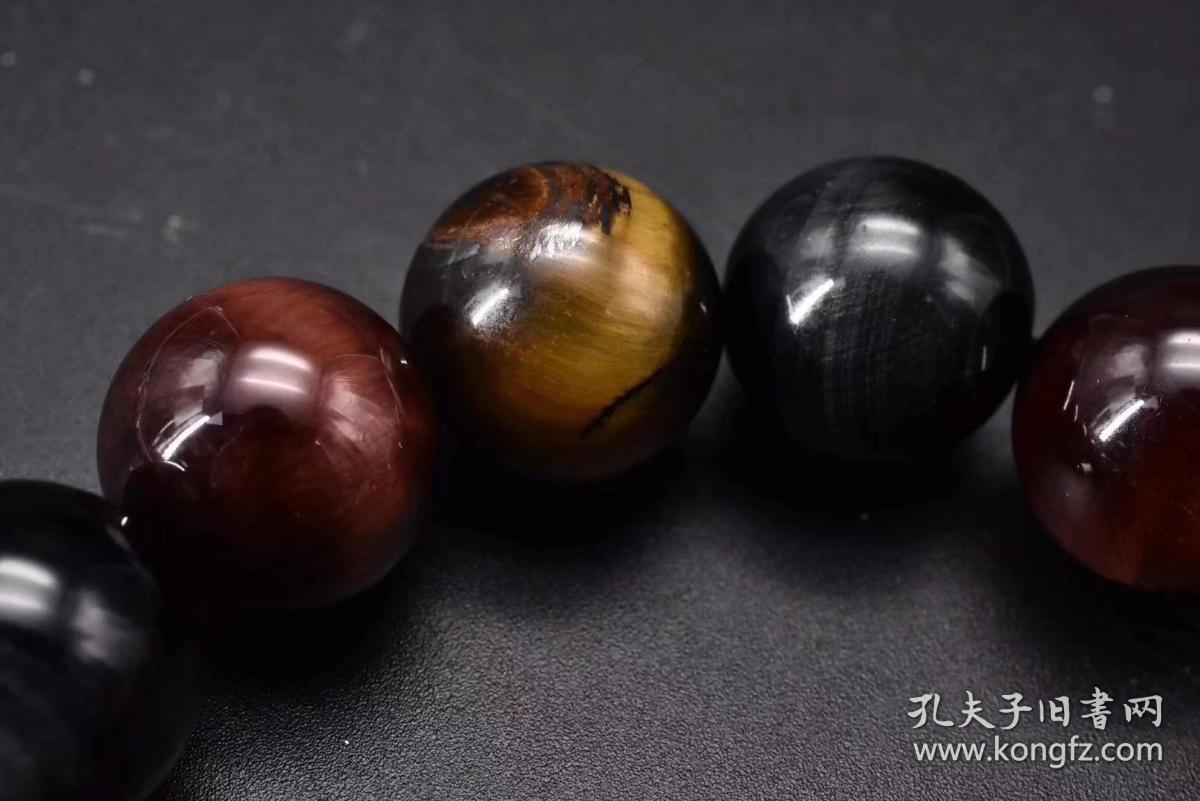 P0499 三色虎目石手串 一件单颗直径 16 3mm 周长 18cm 共14颗虎目石珠总重量 81克 虎眼石 或称虎 睛石 是一种具有猫眼效果的宝石 多呈黄棕色 宝石内带有仿丝质的光纹 孔夫子旧书网 P0499 三色虎目石手串 一件单颗直径 16 3mm 周长 18cm 共14颗虎目石珠总重量 81克 虎眼石 或称虎 睛石 是一种具有猫眼效果的宝石 多呈黄棕色 宝石内带有仿丝质的光纹 孔夫子旧书网