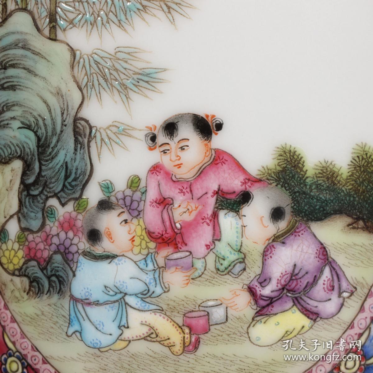 大清乾隆年制款粉彩古月轩花卉纹开窗婴戏图笔筒